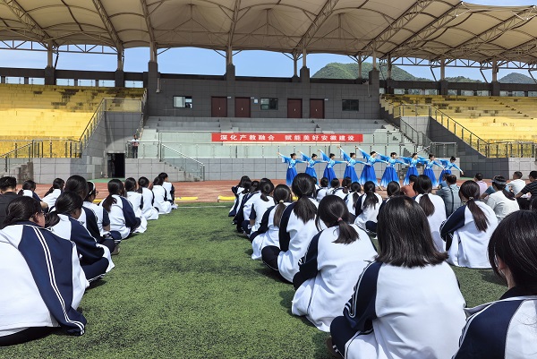2025年5月19日，组织开展职教活动周升旗仪式暨节目展演活动1.jpg