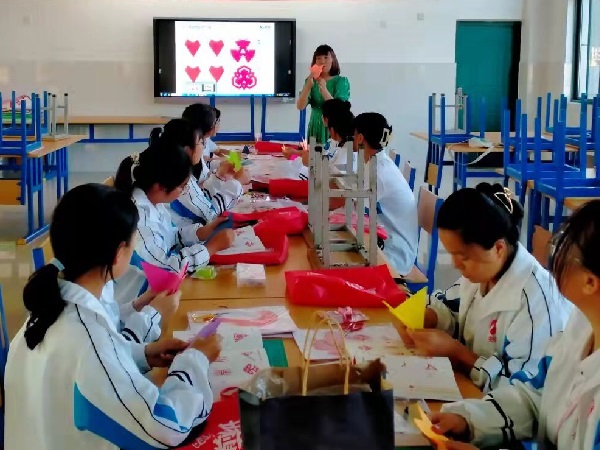 2023年3月9日，安材学校开展法治剪纸活动1.jpg