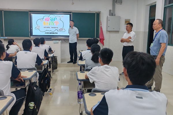 2025年8月30日，新生入学报到，学校领导深入班级1.jpg