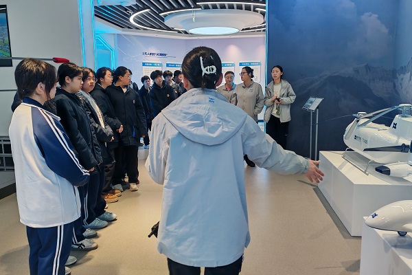 2026年3月20日，组织学生参观无人机展厅1.jpg
