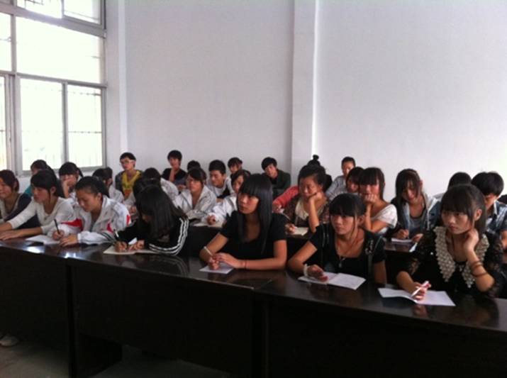 学生干部认真听取领导讲话