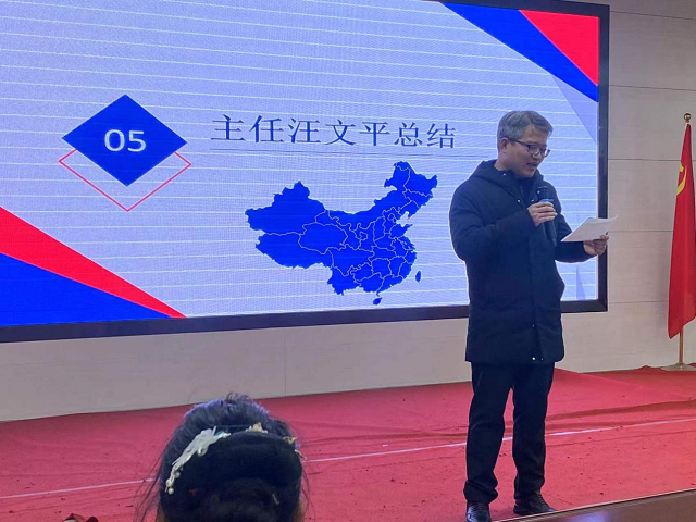 活动最后,艺材部党支部书记,主任汪文平发出倡议:我们青少年是祖国的
